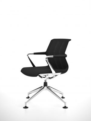 Schwarzer Unix Chair Bürostuhl von Vitra mit Viersternfuß und verchromten Armlehnen vor weißem Hintergrund.